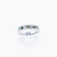 グリーン色のガーネットとピンクダイヤモンドを交互に、両端にはペリドットをあしらったプラチナハーフエタニティリング 04