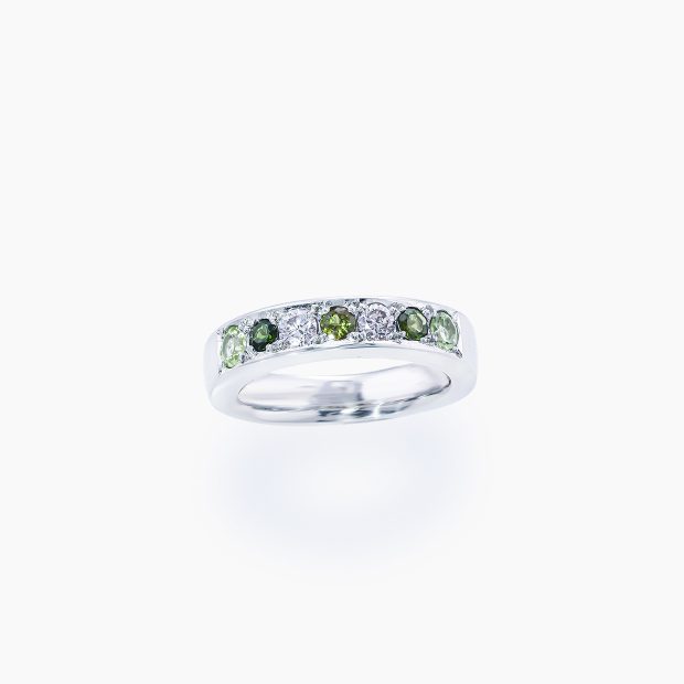 グリーン色のガーネットとピンクダイヤモンドを交互に、両端にはペリドットをあしらったプラチナハーフエタニティリング 04
