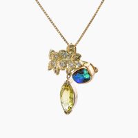 「金剛光沢」と呼ばれるダイヤモンドに見られる特徴的な輝き方をするイエロージルコンを夕陽に、そして遊色効果が魅力のボルダーオパールを湖に見立てたデザインのK18ペンダント。チェーンを外せばブローチとしても使用できます　02