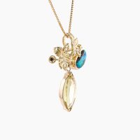 「金剛光沢」と呼ばれるダイヤモンドに見られる特徴的な輝き方をするイエロージルコンを夕陽に、そして遊色効果が魅力のボルダーオパールを湖に見立てたデザインのK18ペンダント。チェーンを外せばブローチとしても使用できます　03