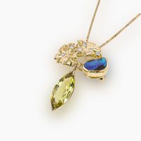 「金剛光沢」と呼ばれるダイヤモンドに見られる特徴的な輝き方をするイエロージルコンを夕陽に、そして遊色効果が魅力のボルダーオパールを湖に見立てたデザインのK18ペンダント。チェーンを外せばブローチとしても使用できます　04