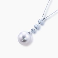 12mmアップの南洋白蝶真珠を使用した、シンプルながらも大きめのダイヤモンド3石を縦ラインにあしらったラグジュアリーな大人の女性にふさわしい一生もののジュエリーペンダントヘッド　01