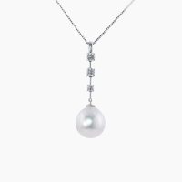 12mmアップの南洋白蝶真珠を使用した、シンプルながらも大きめのダイヤモンド3石を縦ラインにあしらったラグジュアリーな大人の女性にふさわしい一生もののジュエリーペンダントヘッド　02