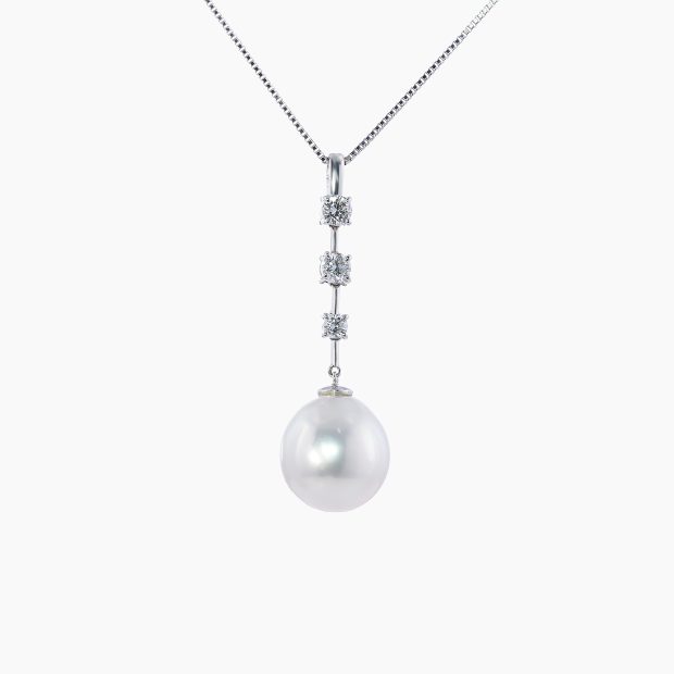 12mmアップの南洋白蝶真珠を使用した、シンプルながらも大きめのダイヤモンド3石を縦ラインにあしらったラグジュアリーな大人の女性にふさわしい一生もののジュエリーペンダントヘッド　02