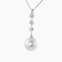 12mmアップの南洋白蝶真珠を使用した、シンプルながらも大きめのダイヤモンド3石を縦ラインにあしらったラグジュアリーな大人の女性にふさわしい一生もののジュエリーペンダントヘッド　03