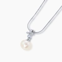 古くから「月の雫」や「人魚の涙」とも称えられた真珠の中から厳選した美しい一粒のパールとダイヤモンドとのセッティングのプラチナペンダント　01
