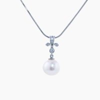 古くから「月の雫」や「人魚の涙」とも称えられた真珠の中から厳選した美しい一粒のパールとダイヤモンドとのセッティングのプラチナペンダント　02