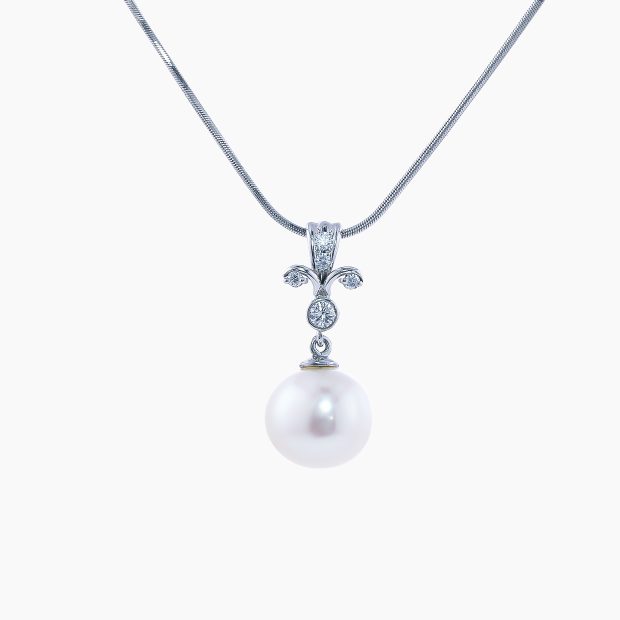 古くから「月の雫」や「人魚の涙」とも称えられた真珠の中から厳選した美しい一粒のパールとダイヤモンドとのセッティングのプラチナペンダント 02