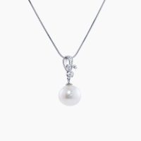 古くから「月の雫」や「人魚の涙」とも称えられた真珠の中から厳選した美しい一粒のパールとダイヤモンドとのセッティングのプラチナペンダント　03