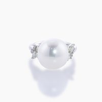 つややかで深みのある光沢と上品な白～グレーの色彩は高品質な大粒12.3mmの白蝶真珠です。両脇に花びらデザインのマーキスカットのイエローダイヤモンドをあしらったパールリング　01