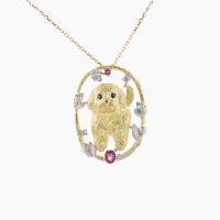 宝石ルビーはあくまで脇役。丸い瞳がとても愛らしく愛嬌たっぷりのわんちゃんモチーフのK18イエローゴールドペンダントです。日本の伝統的な金工技術で毛並み、立体的な彫刻を実現しています。　04