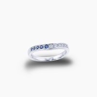 緩やかなカーブを描くフォルムに沿ってブルーサファイアとダイヤモンドを配したプラチナハーフエタニティリング 02