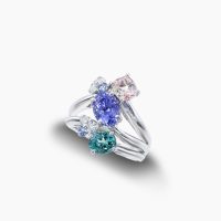 タンザナイトのバイオレットブルー、そして横に添えられたグリーントルマリン、ピンクトルマリンとダイヤモンドがキューバの首都ハバナの街並みを思わせるデザインのプラチナリング　04