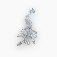 古来より「美と繁栄」「守護と再生」の象徴とされ、その姿は吉兆を呼び込むものと信じられてきた孔雀をモチーフにしたブローチには、パライバトルマリン、バイカラートルマリン、ダイヤモンドを豪華にあしらっています　01