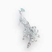 古来より「美と繁栄」「守護と再生」の象徴とされ、その姿は吉兆を呼び込むものと信じられてきた孔雀をモチーフにしたブローチには、パライバトルマリン、バイカラートルマリン、ダイヤモンドを豪華にあしらっています　02