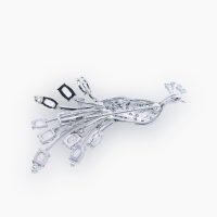 古来より「美と繁栄」「守護と再生」の象徴とされ、その姿は吉兆を呼び込むものと信じられてきた孔雀をモチーフにしたブローチには、パライバトルマリン、バイカラートルマリン、ダイヤモンドを豪華にあしらっています　03