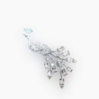 古来より「美と繁栄」「守護と再生」の象徴とされ、その姿は吉兆を呼び込むものと信じられてきた孔雀をモチーフにしたブローチには、パライバトルマリン、バイカラートルマリン、ダイヤモンドを豪華にあしらっています　04