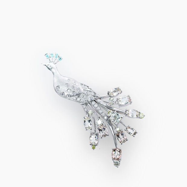 古来より「美と繁栄」「守護と再生」の象徴とされ、その姿は吉兆を呼び込むものと信じられてきた孔雀をモチーフにしたブローチには、パライバトルマリン、バイカラートルマリン、ダイヤモンドを豪華にあしらっています 04