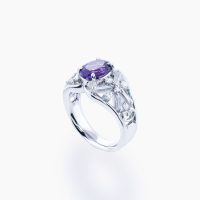 中石は葡萄色の1.61ctと大粒のアメシスト、その両脇にテーパーカットとラウンドの2種類のダイヤを花模様にあしらったプラチナリング 03