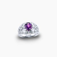 中石は葡萄色の1.61ctと大粒のアメシスト、その両脇にテーパーカットとラウンドの2種類のダイヤを花模様にあしらったプラチナリング　04