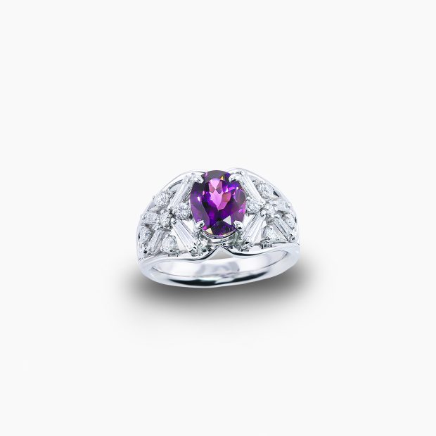 中石は葡萄色の1.61ctと大粒のアメシスト、その両脇にテーパーカットとラウンドの2種類のダイヤを花模様にあしらったプラチナリング 04