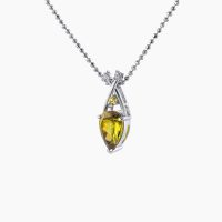 曲線でありつつ縦長のクロスに交わるデザインが濃い色と強い輝きのスフェーンを美しく、かつ軽やかに印象づけるペンダントネックレス　03