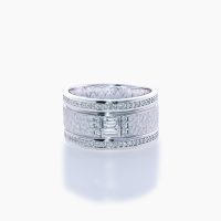 重厚感とボリュームに加え、熟練の職人技が光る槌目仕上げのテクスチャーが融合したデザインのプラチナダイヤモンドリング 01