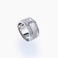 重厚感とボリュームに加え、熟練の職人技が光る槌目仕上げのテクスチャーが融合したデザインのプラチナダイヤモンドリング 02