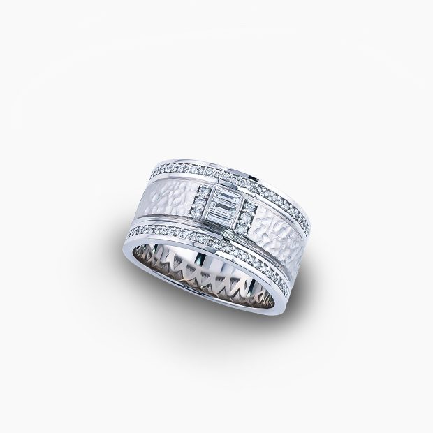 重厚感とボリュームに加え、熟練の職人技が光る槌目仕上げのテクスチャーが融合したデザインのプラチナダイヤモンドリング 04