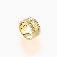 重厚感とボリュームに加え、熟練の職人技が光る槌目仕上げのテクスチャーが融合したデザインのK18ダイヤモンドリング 02