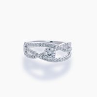 中心に0.36ct(Dカラー・VS2・GOOD)のダイヤモンド、合計0.52ctの厳選メレダイヤを贅沢にセッティングした上品で華やかなプラチナクロスオーバーリング 01