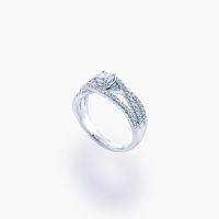 中心に0.36ct(Dカラー・VS2・GOOD)のダイヤモンド、合計0.52ctの厳選メレダイヤを贅沢にセッティングした上品で華やかなプラチナクロスオーバーリング 02