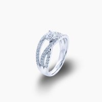 中心に0.36ct(Dカラー・VS2・GOOD)のダイヤモンド、合計0.52ctの厳選メレダイヤを贅沢にセッティングした上品で華やかなプラチナクロスオーバーリング 03