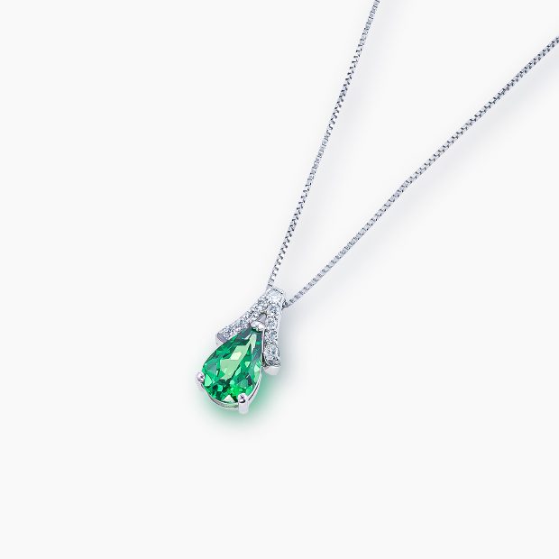 美しい色味と高い透明度から希少価値が高いとされるグリーンガーネットのペアシェイプカットネックレス　02