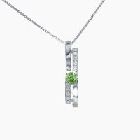 ダイヤモンドをも凌ぐ鮮やかでネオンのようなグリーンの煌めきを放つ、極めて希少な0.33ctのデマントイドガーネットを主役に据えた特別なペンダントネックレス　01