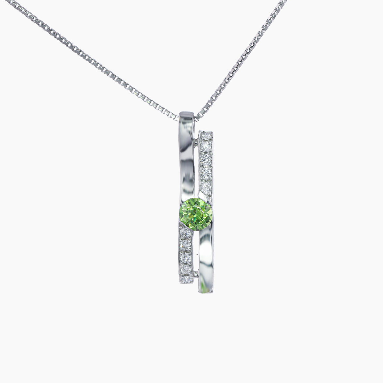 ダイヤモンドをも凌ぐ鮮やかでネオンのようなグリーンの煌めきを放つ、極めて希少な0.33ctのデマントイドガーネットを主役に据えた特別なペンダントネックレス　01
