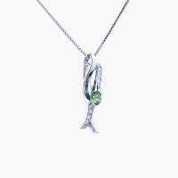 ダイヤモンドをも凌ぐ鮮やかでネオンのようなグリーンの煌めきを放つ、極めて希少な0.33ctのデマントイドガーネットを主役に据えた特別なペンダントネックレス　03