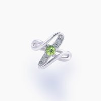 ロシアの皇族たちにも愛された希少な存在で、かつて“ダイヤモンドにも勝る輝き”と称えられたデマントイドガーネットのプラチナリング　01