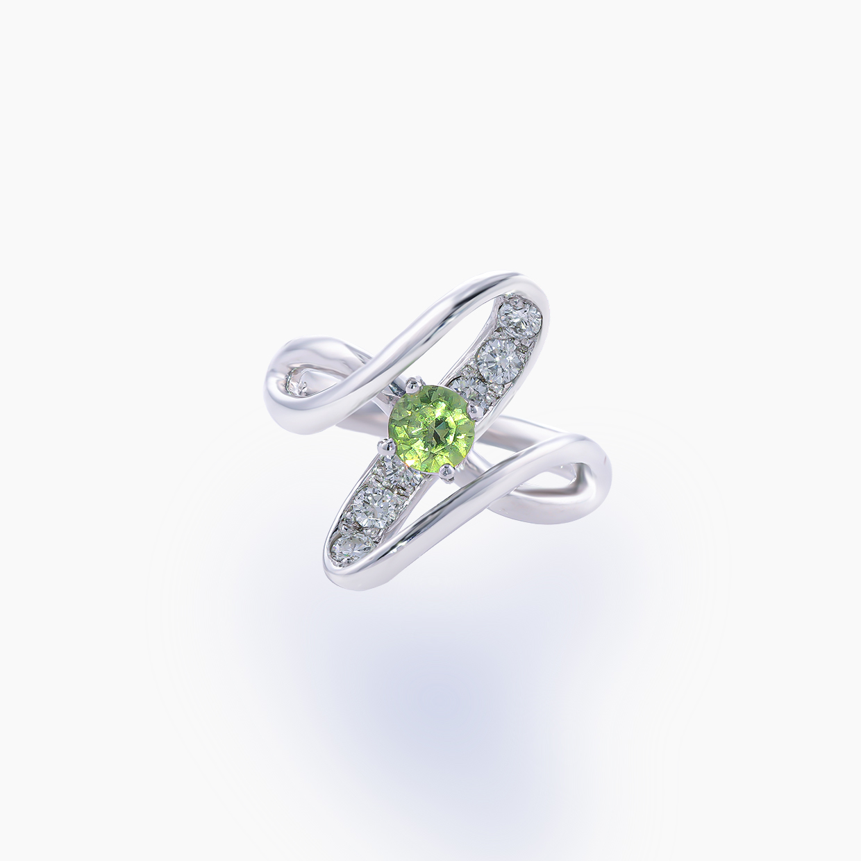 ロシアの皇族たちにも愛された希少な存在で、かつて“ダイヤモンドにも勝る輝き”と称えられたデマントイドガーネットのプラチナリング　01