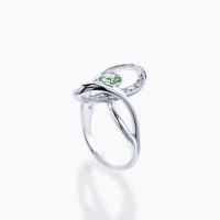 ロシアの皇族たちにも愛された希少な存在で、かつて“ダイヤモンドにも勝る輝き”と称えられたデマントイドガーネットのプラチナリング　03