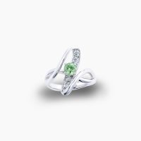 ロシアの皇族たちにも愛された希少な存在で、かつて“ダイヤモンドにも勝る輝き”と称えられたデマントイドガーネットのプラチナリング　04