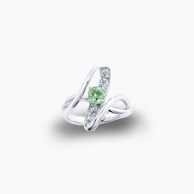 ロシアの皇族たちにも愛された希少な存在で、かつて“ダイヤモンドにも勝る輝き”と称えられたデマントイドガーネットのプラチナリング 04