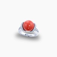 古来より「不老長寿」や「幸福」を象徴する縁起のよい宝石として愛されてきたサンゴ。近年希少価値が高まり、中でも10mmを超える丸珠は特に入手が難しく、コレクションピースとしての価値のある直径10.3mmの大粒の丸玉サンゴのリング 03