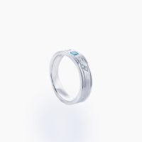 日常の中で気兼ねなく楽しんでほしい思いを形にした伏せ込みでセッティングのパライバトルマリンと合計0.10ctダイヤモンドリング　02