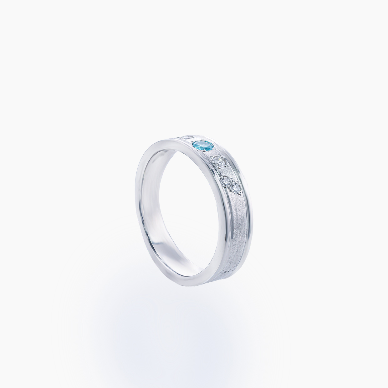 日常の中で気兼ねなく楽しんでほしい思いを形にした伏せ込みでセッティングのパライバトルマリンと合計0.10ctダイヤモンドリング　02