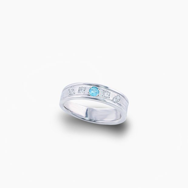 日常の中で気兼ねなく楽しんでほしい思いを形にした伏せ込みでセッティングのパライバトルマリンと合計0.10ctダイヤモンドリング 04