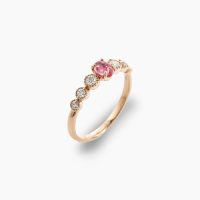 レディッシュとは紫の中にほんのりと宿る赤の光のことで、赤と紫が溶け合う色をもつサファイア「レディッシュパープルサファイア」のK18ダイヤモンドリング 02