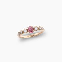 レディッシュとは紫の中にほんのりと宿る赤の光のことで、赤と紫が溶け合う色をもつサファイア「レディッシュパープルサファイア」のK18ダイヤモンドリング 04