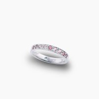 まるで秋の夕暮れに染まる空のような淡いシャンパンから深みあるモカブラウンの色合いのサファイアのPTハーフエタニティリング　04