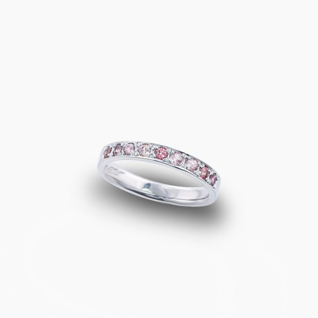 まるで秋の夕暮れに染まる空のような淡いシャンパンから深みあるモカブラウンの色合いのサファイアのPTハーフエタニティリング 04